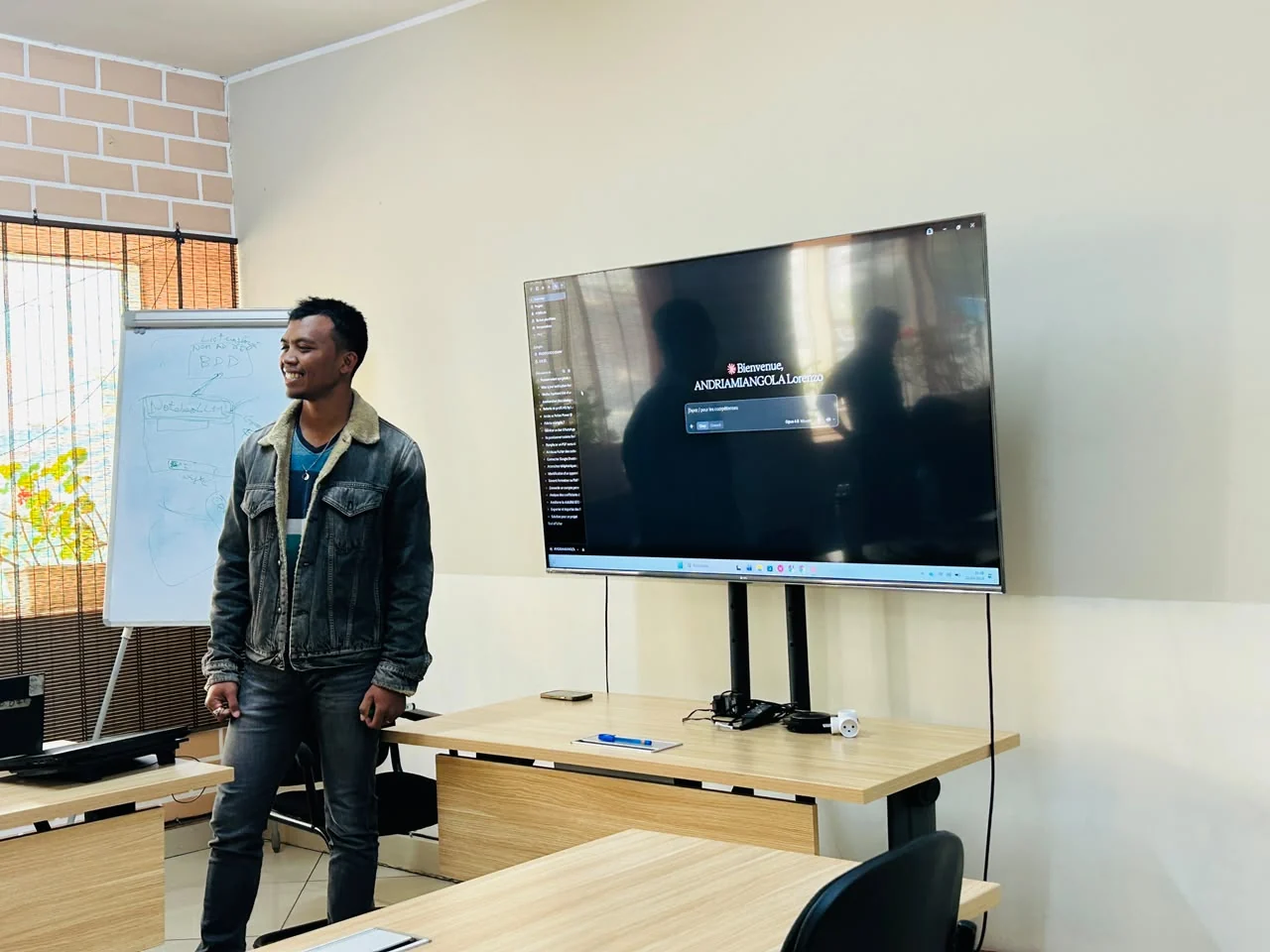 Lorenzo Andriamiangola animant une formation IA en entreprise à Antananarivo