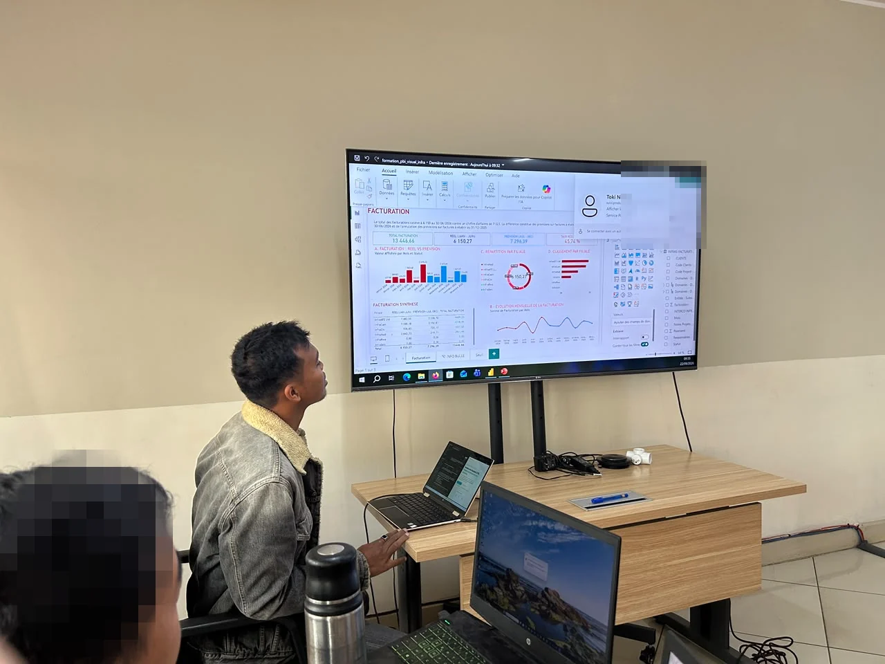 Formation Power BI à Antananarivo : analyse d'un rapport de facturation sur grand écran
